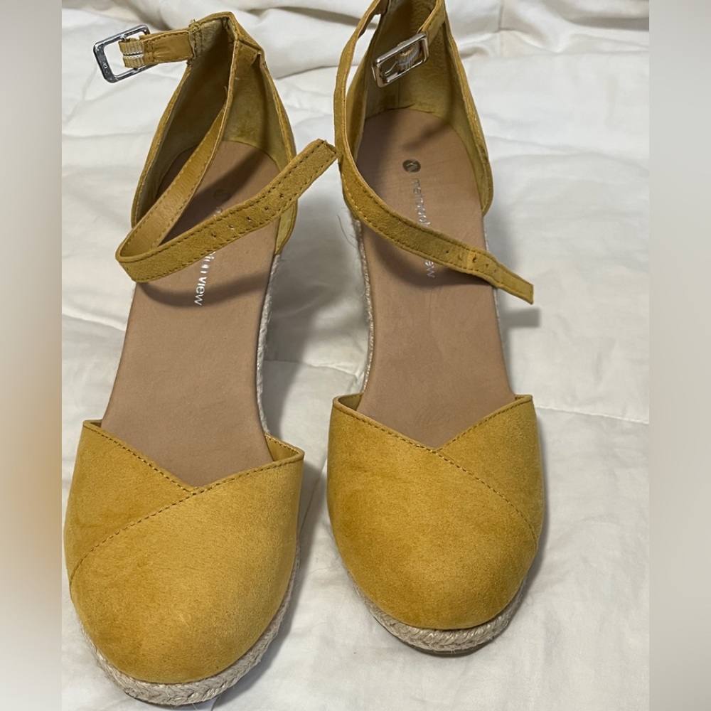 New metropolitan view mustard yellow wedges SZ 8